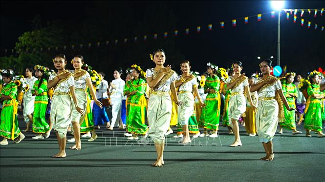 Các thiếu nữ dân tộc Khmer trình diễn vũ nhạc Khmer với trang phục truyền thống tại Đại lễ Đức Chí Tôn năm Ất Tỵ 2025. Ảnh: Minh Phú – TTXVN