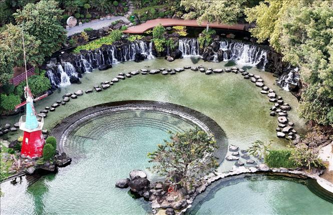 Suoi Mo ecotourism site impresses visitors with cool waterfalls for bathing. VNA Photo: Hồng Đạt