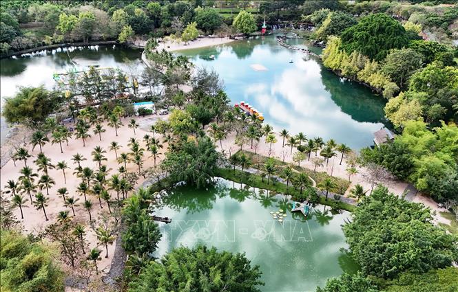 Suoi Mo ecotourism site resembles a secluded island on land, where visitors can relax and reconnect with nature. VNA Photo: Hồng Đạt