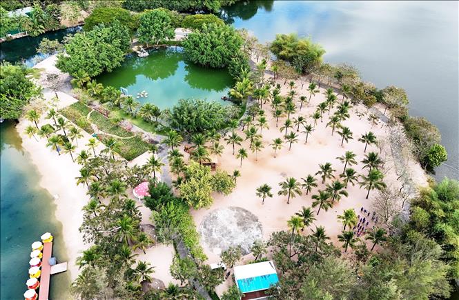 Suoi Mo ecotourism site resembles a secluded island on land, where visitors can relax and reconnect with nature. VNA Photo: Hồng Đạt
