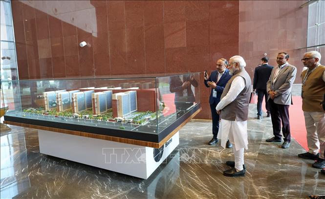 Thủ tướng Ấn Độ Narendra Modi (thứ 2, trái) dự lễ khai trương Sàn giao dịch kim cương Surat, ngày 17/12/2023. Ảnh: ANI/TTXVN