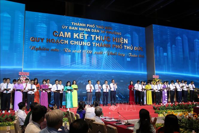Lãnh đạo các phường của thành phố Thủ Đức ký cam kết triển khai Đồ án quy hoạch. Ảnh: Tiến Lực - TTXVN