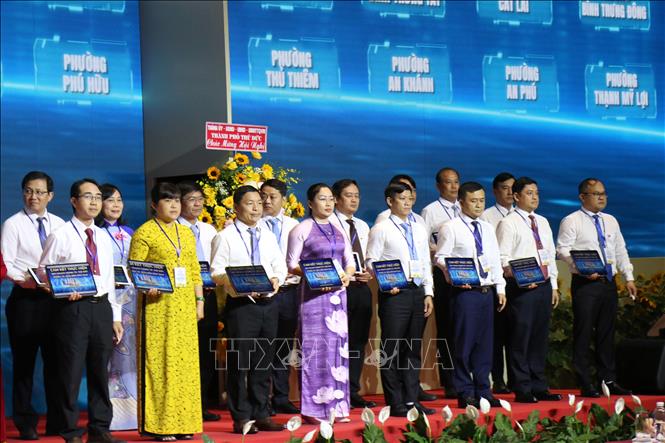 Lãnh đạo các phường của thành phố Thủ Đức ký cam kết triển khai Đồ án quy hoạch. Ảnh: Tiến Lực - TTXVN