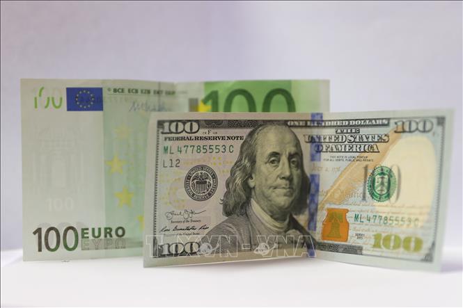 Đồng euro và đồng USD. Ảnh: THX/TTXVN