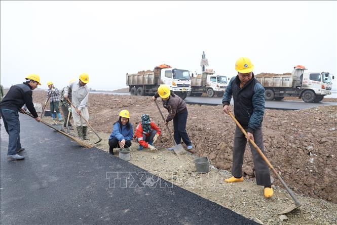 Công nhân, người lao động tích cực lao động sau Tết tại Dự án xây dựng đường Đinh Tiên Hoàng (giai đoạn II). Ảnh: Đức Phương - TTXVN