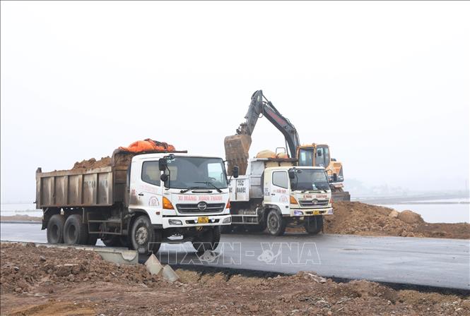 Nhà thầu huy động nhân lực, xe máy đẩy nhanh tiến độ Dự án xây dựng đường Đinh Tiên Hoàng (giai đoạn II). Ảnh: Đức Phương - TTXVN