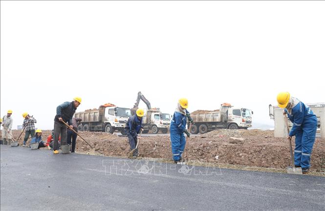 Công nhân, người lao động tích cực lao động sau Tết tại Dự án xây dựng đường Đinh Tiên Hoàng (giai đoạn II). Ảnh: Đức Phương - TTXVN