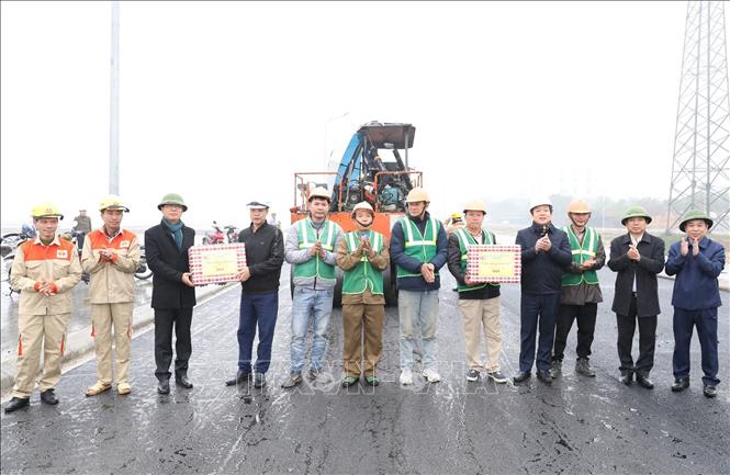 Lãnh đạo tỉnh Ninh Bình thăm, động viên công nhân, người lao động tại Dự án xây dựng kênh kết hợp đường Vạn Hạnh (giai đoạn I). Ảnh: Đức Phương - TTXVN