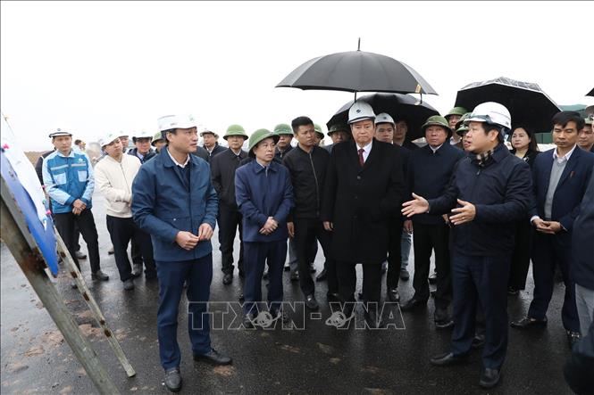 Ông Phạm Quang Ngọc (mũ trắng, giơ tay) chỉ đạo đẩy nhanh tiến độ Dự án xây dựng đường Đinh Tiên Hoàng (giai đoạn II). Ảnh: Đức Phương - TTXVN