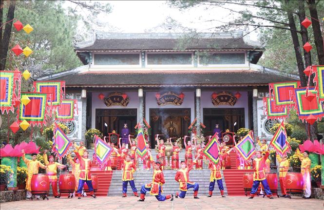 The Huyen Tran Temple Festival is held annually on the 9th of the first lunar month in the central city of Hue to commemorate Princess Huyen Tran of the Tran Dynasty in the 13th century. VNA Photo