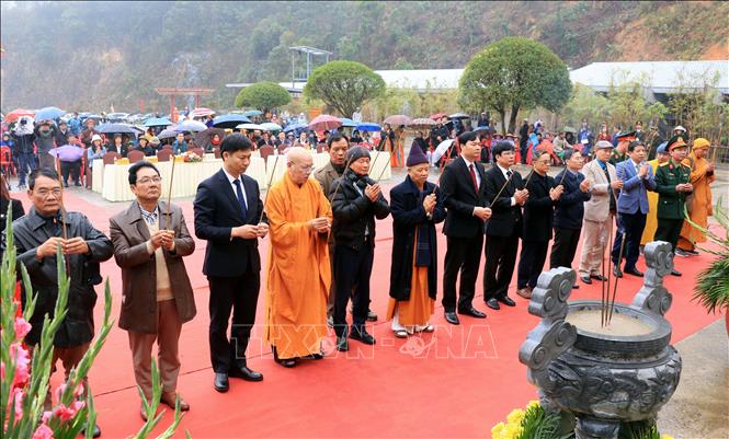Ngoa Van spring festival held in the northern province of Quang Ninh aims to pay tribute to King Monk Tran Nhan Tong, honour the ideological values of the Truc Lam Zen sect, and pray for a prosperous year. VNA Photo