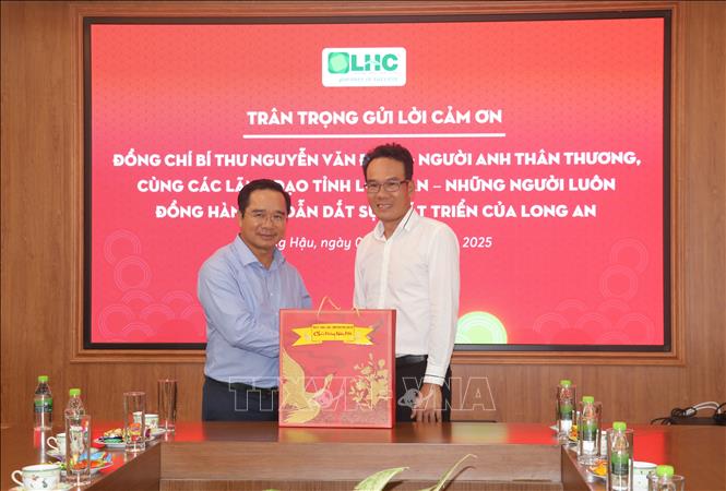 Bí thư Tỉnh uỷ Long An Nguyễn Văn Được thăm, chúc Tết Công ty Cổ phần Long Hậu. Ảnh: Đức Hạnh - TTXVN 