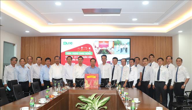 Bí thư Tỉnh uỷ Long An Nguyễn Văn Được cùng lãnh đạo sở, ngành, địa phương thăm, chúc Tết Công ty Cổ phần Long Hậu. Ảnh: Đức Hạnh - TTXVN 