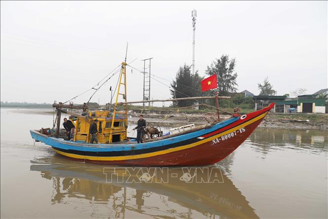 Tàu đánh cá của ngư dân ở huyện Diễn Châu, Nghệ An cập bến vào khu neo đậu sau chuyến đi biển đầu năm. Ảnh: Xuân Tiến - TTXVN 