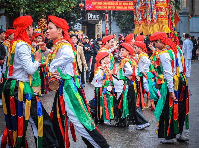 Các trai làng đóng giả làm con gái, má phấn, môi son, đầu chít khăn mỏ quạ, váy nhiễu màu đen với những dải màu ngũ sắc biểu diễn điệu múa 