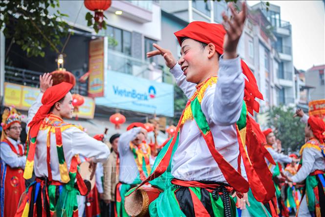 Các trai làng đóng giả làm con gái, má phấn, môi son, đầu chít khăn mỏ quạ, váy nhiễu màu đen với những dải màu ngũ sắc biểu diễn điệu múa 