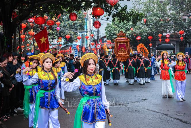 Các thiếu nữ biểu diễn múa 