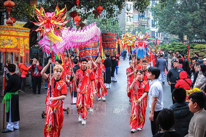 Các đội múa lân, múa rồng tham gia biểu diễn trong lễ hội. Ảnh: Hoàng Hiếu - TTXVN