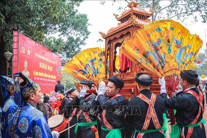 Lễ rước kiệu trong lễ hội làng Triều Khúc là phần không thể thiếu trong nhiều lễ hội truyền thống Việt . Ảnh: Hoàng Hiếu - TTXVN