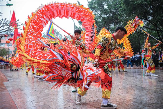 Tiết mục biểu diễn múa rồng trong Lễ hội làng Triều Khúc. Ảnh: Hoàng Hiếu - TTXVN