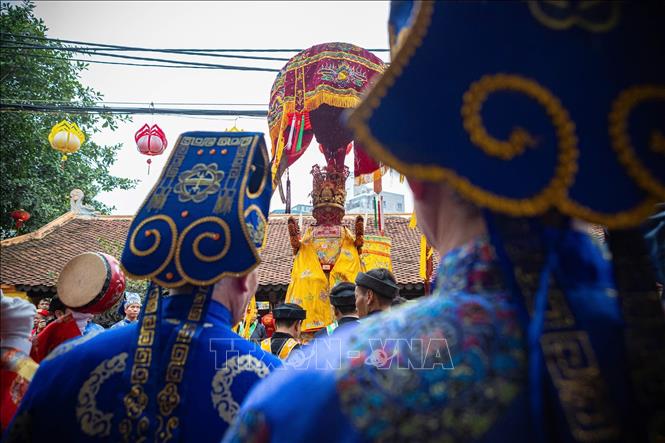 Nghi thức rước Vua từ trong Đại Đình lên kiệu trong lễ hội làng Triều Khúc. Ảnh: Phạm Tuấn Anh - TTXVN