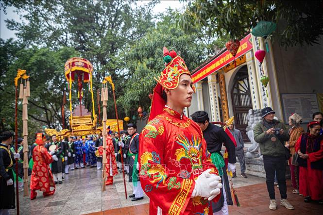 Nghi lễ rước kiệu Vua từ Đình thờ sắc ra Đại Đình. Ảnh: Phạm Tuấn Anh - TTXVN