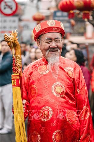 Cao niên làng Triều Khúc tham gia lễ rước. Ảnh: Phạm Tuấn Anh - TTXVN
