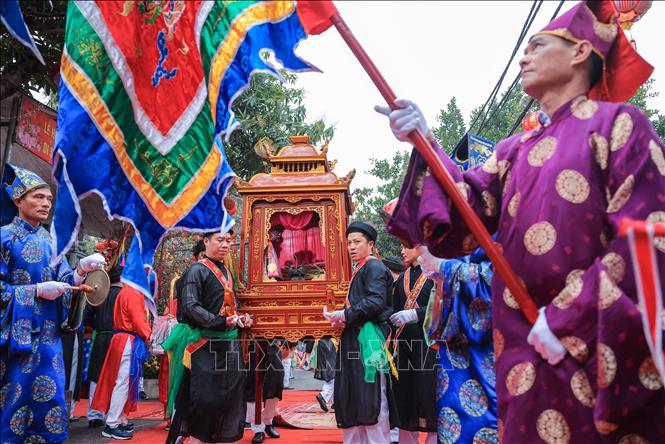 Nghi thức rước kiệu trang trọng trong Lễ hội làng Triều Khúc. Ảnh: Hoàng Hiếu - TTXVN