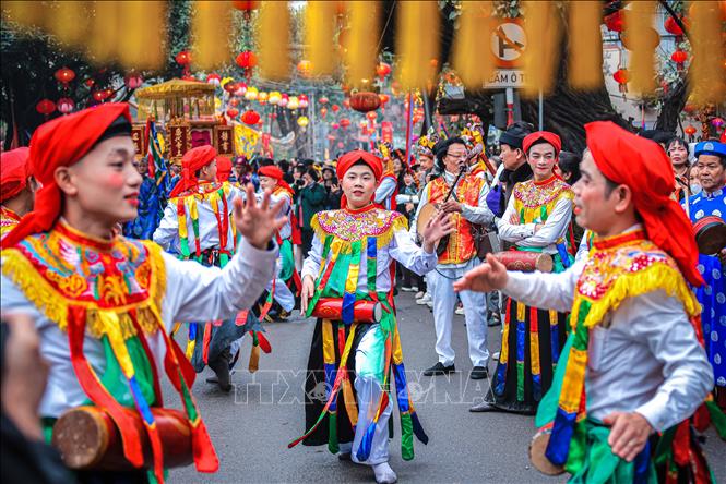 Các trai làng đóng giả làm con gái, má phấn, môi son, đầu chít khăn mỏ quạ, váy nhiễu màu đen với những dải màu ngũ sắc biểu diễn điệu múa 