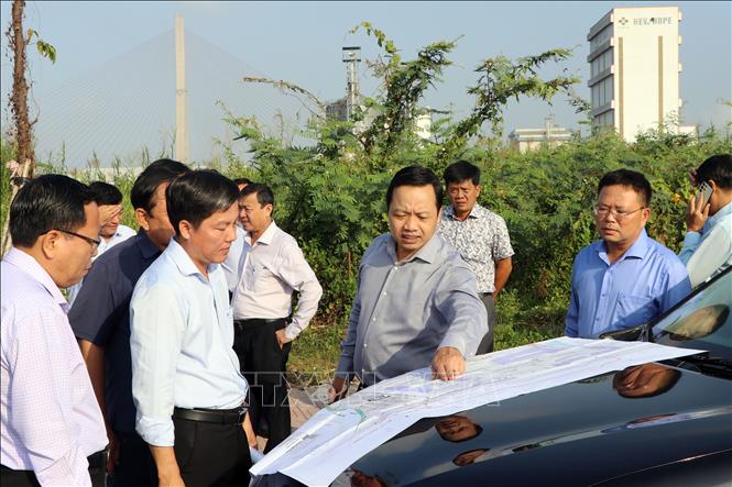 Bí thư Tỉnh ủy Vĩnh Long Trần Tiến Dũng khảo sát tại Khu Công nghiệp Bình Minh. Ảnh: Phạm Minh Tuấn-TTXVN