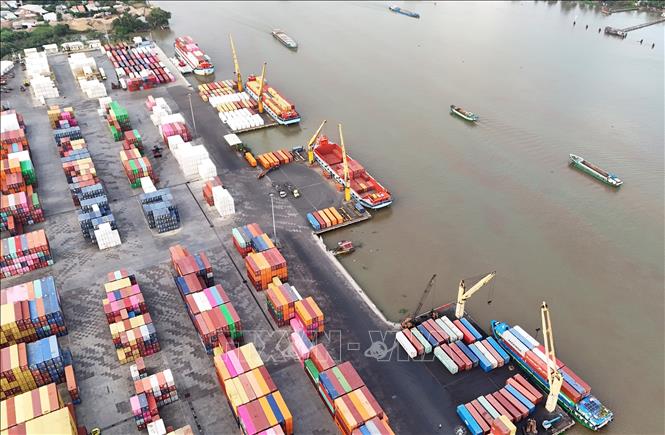 Tổng khối lượng hàng hóa thông qua hệ thống cảng biển cả nước trong năm 2024 đạt khoảng 864,4 triệu tấn. Ảnh: Hồng Đạt - TTXVN