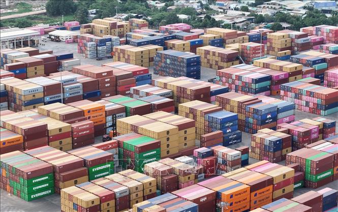 Container hàng hoá ở cảng SOWATCO Long Bình, thành phố Thủ Đức. Ảnh: Hồng Đạt - TTXVN