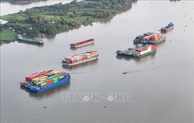 Sà lan chở container trên sông Đồng Nai. Ảnh: Hồng Đạt - TTXVN