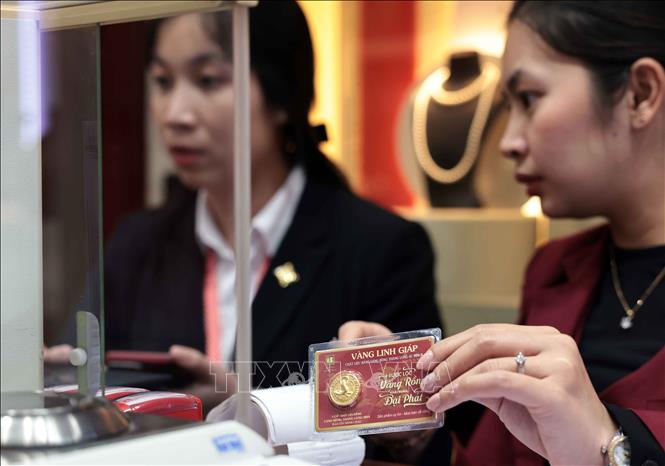 Người dân mua vàng ngày vía Thần Tài tại Công ty Bảo Tín Minh Châu. Ảnh: Trần Việt - TTXVN 