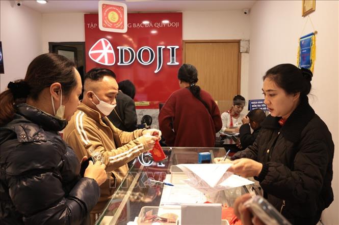 Mua vàng ngày vía Thần Tài tại Công ty Doji. Ảnh: Trần Việt - TTXVN 
