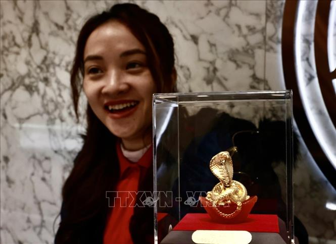 Linh vật năm Ất Tỵ của Công ty vàng Doji. Ảnh: Trần Việt - TTXVN 