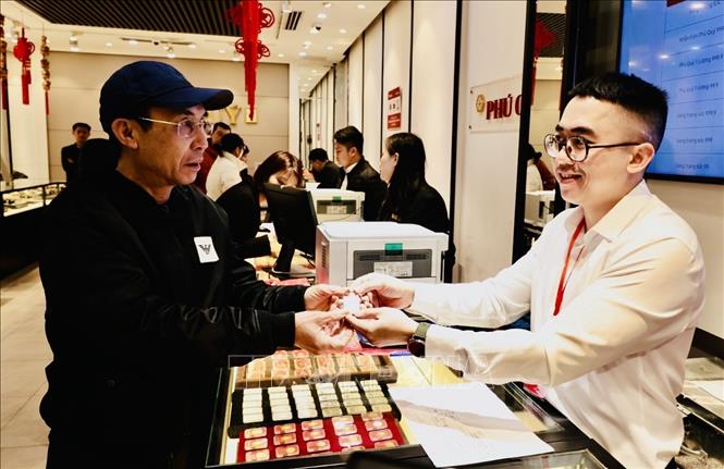 Người dân đến mua vàng ngày vía Thần Tài tại Công ty Phú Quý. Ảnh: Trần Việt - TTXVN 