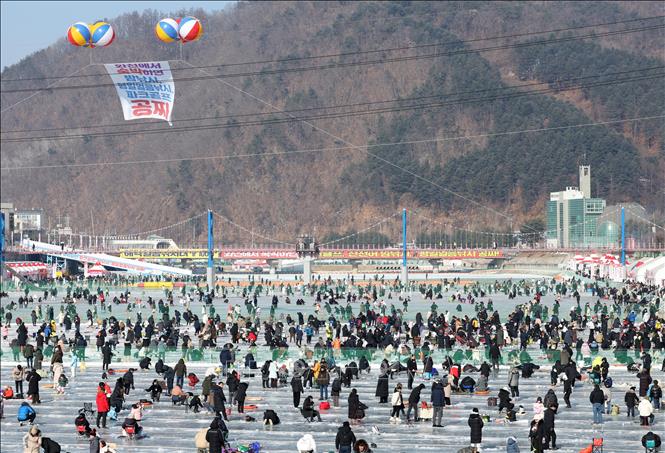 Lễ hội câu cá trên băng nổi tiếng thế giới Hwacheon Sancheoneo 2025, một trong những sự kiện mùa đông hấp dẫn nhất Hàn Quốc, đã khép lại với con số kỷ lục 1,86 triệu lượt du khách tham gia, phá vỡ mốc 1,84 triệu lượt của năm 2019. Ảnh: Yonhap/TTXVN