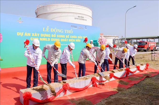 Các đại biểu thực hiện nghi thức động thổ Dự án. Ảnh: TTXVN phát