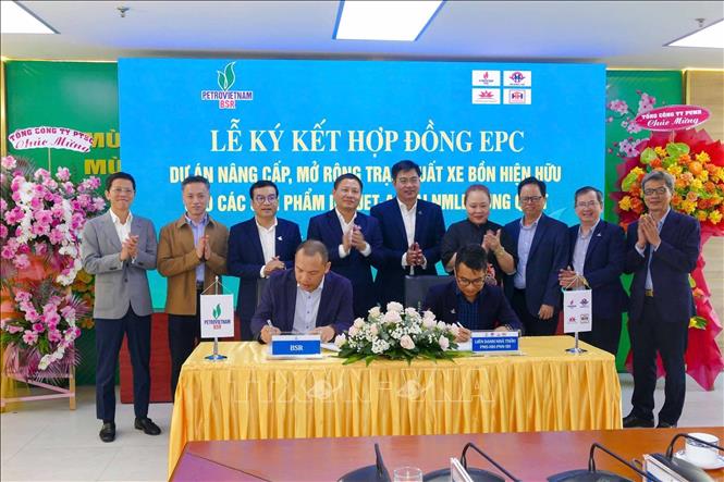 Ký kết hợp đồng dự án nâng cấp, mở rộng trạm xuất xe bồn hiện hữu cho các sản phẩm dầu DO và nhiên liệu Jet-A1 của Nhà máy lọc dầu Dung Quất. Ảnh: TTXVN phát