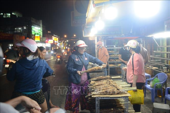 Dùng thân mía nướng sẽ làm cho thịt cá ngọt hơn và xiên không bị cháy. Ảnh: Mạnh Linh - TTXVN