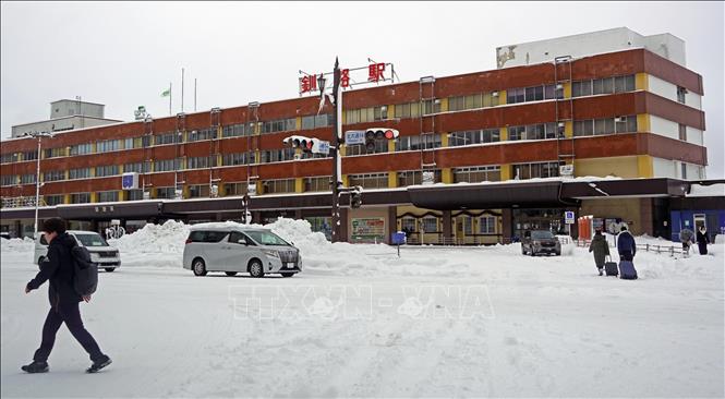 Thành phố Obihiro của tỉnh Hokkaido (Nhật Bản) ghi nhận lượng tuyết dày lên tới 120 cm chỉ trong 12 giờ tính đến trưa 4/2/2025. Đây là mức tuyết rơi cao nhất từng được ghi nhận tại thành phố này kể từ năm 1972. Ngày 5/2/2025, tuyết tiếp tục rơi dày ở ven biển Biển Nhật Bản do ảnh hưởng của luồng không khí lạnh mạnh nhất trong mùa Đông. Ảnh: Tuyết rơi dày tại Hokkaido, Nhật Bản. Kyodo/TTXVN