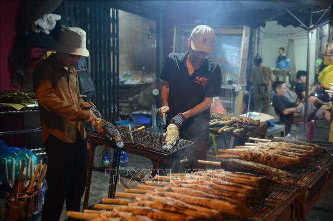 Cá lóc nướng có giá từ 200.000 - 220.000 đồng/con tùy vào độ to nhỏ. Ảnh: Mạnh Linh - TTXVN