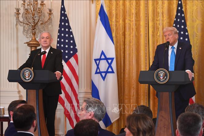Trong cuộc họp báo chung với Thủ tướng Israel Benjamin Netanyahu (trái) đang ở thăm Nhà Trắng ngày 4/2/2025, Tổng thống Mỹ Donald Trump (phải) tuyên bố ý tưởng gây chấn động rằng Mỹ có thể sẽ tiếp quản Dải Gaza, tái định cư người Palestine ở các nước khác và biến vùng lãnh thổ 