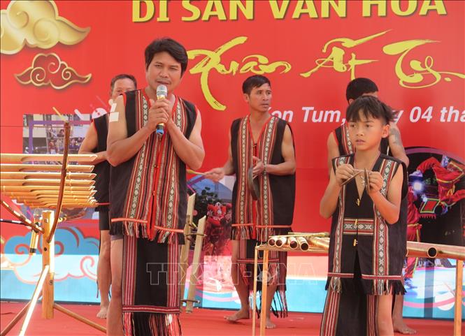 Bên cạnh trình diễn nhạc cụ, Nghệ nhân ưu tú A Thu còn có thể hát dân ca và chỉnh chiêng. Ảnh: Dư Toán – TTXVN