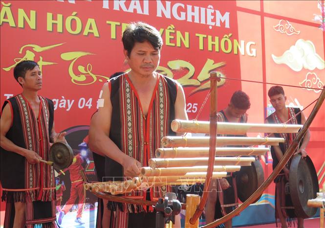 Nghệ nhân ưu tú A Thu trình diễn nhạc cụ dân tộc tại Lễ hội Xuân Ất Tỵ 2025. Ảnh: Dư Toán – TTXVN 