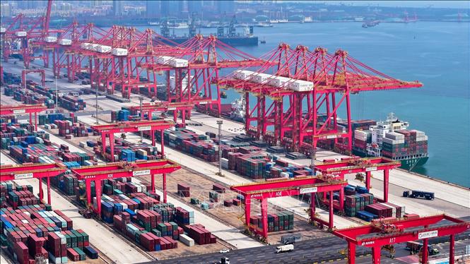 Ngày 5/2/2025, Tổ chức Thương mại Thế giới (WTO) cho biết Trung Quốc đã khởi kiện về thuế quan do Tổng thống Mỹ Donald Trump áp đặt đối với hàng hóa nước này. Trước đó, sau khi đắc cử, Tổng thống Mỹ Donald Trump đã áp mức thuế bổ sung 10% đối với hàng hóa Trung Quốc. Ảnh: Cảng hàng hóa tại tỉnh Sơn Đông, Trung Quốc. THX/TTXVN
