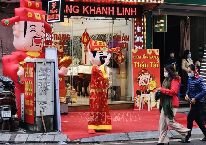 Phố Trần Nhân Tông nhộn nhịp ngày vía Thần Tài. Ảnh: Trần Việt - TTXVN 