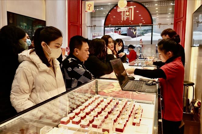 Rất đông người mua vàng tại Công ty Bảo Tín Mạnh Hải. Ảnh: Trần Việt - TTXVN 