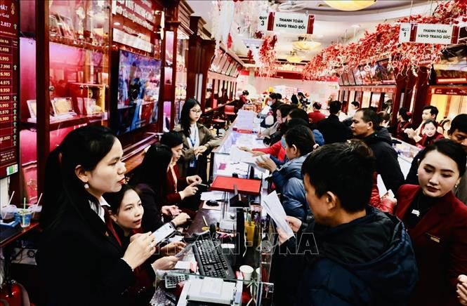 Càng đến trưa, người mua càng đông. Ảnh: Trần Việt - TTXVN 